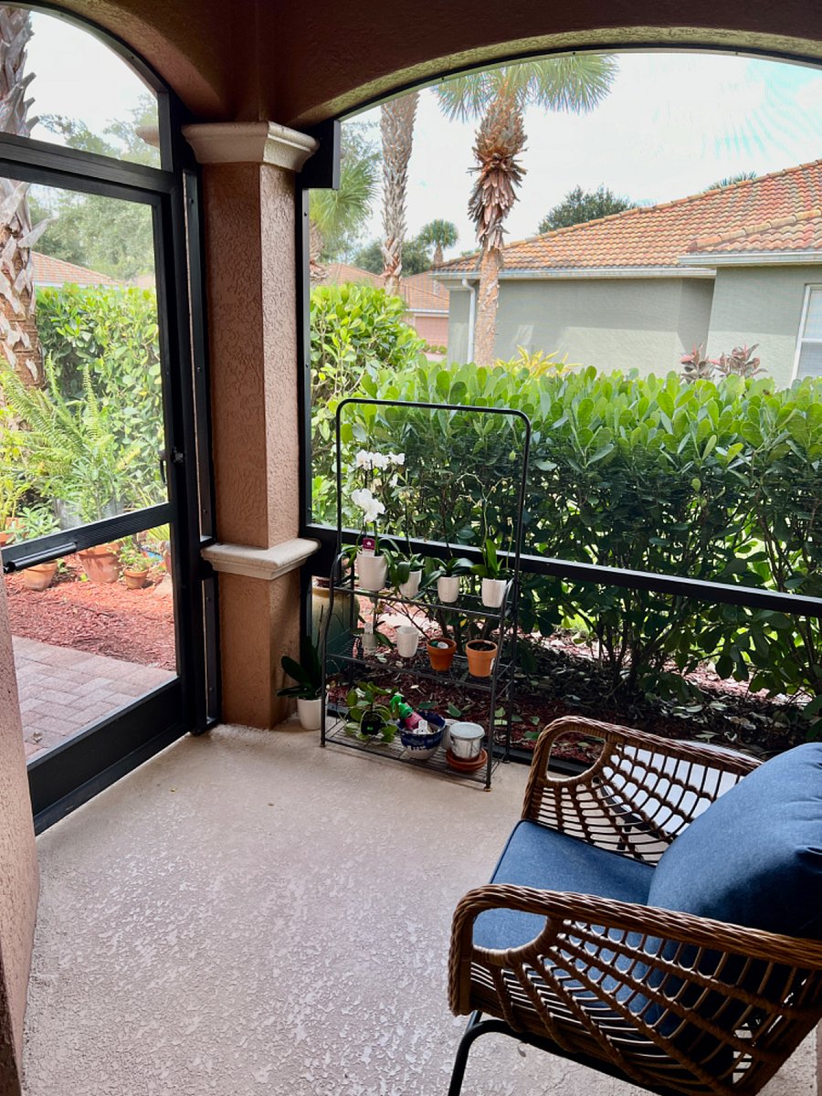 Shared private front lanai