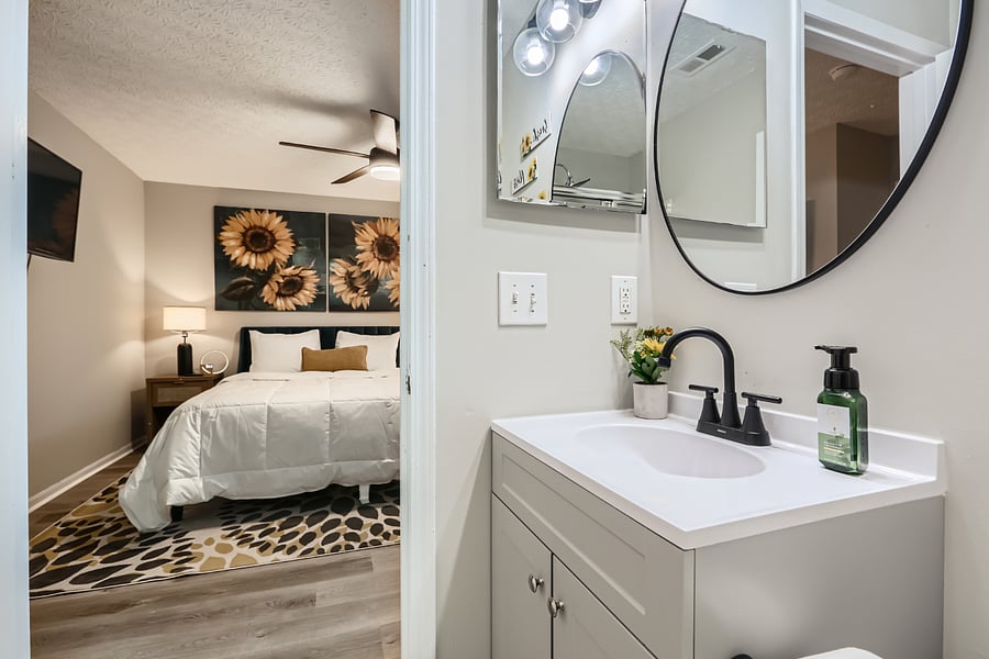 Sunflower Suite- 1st floor Master bedroom and bath