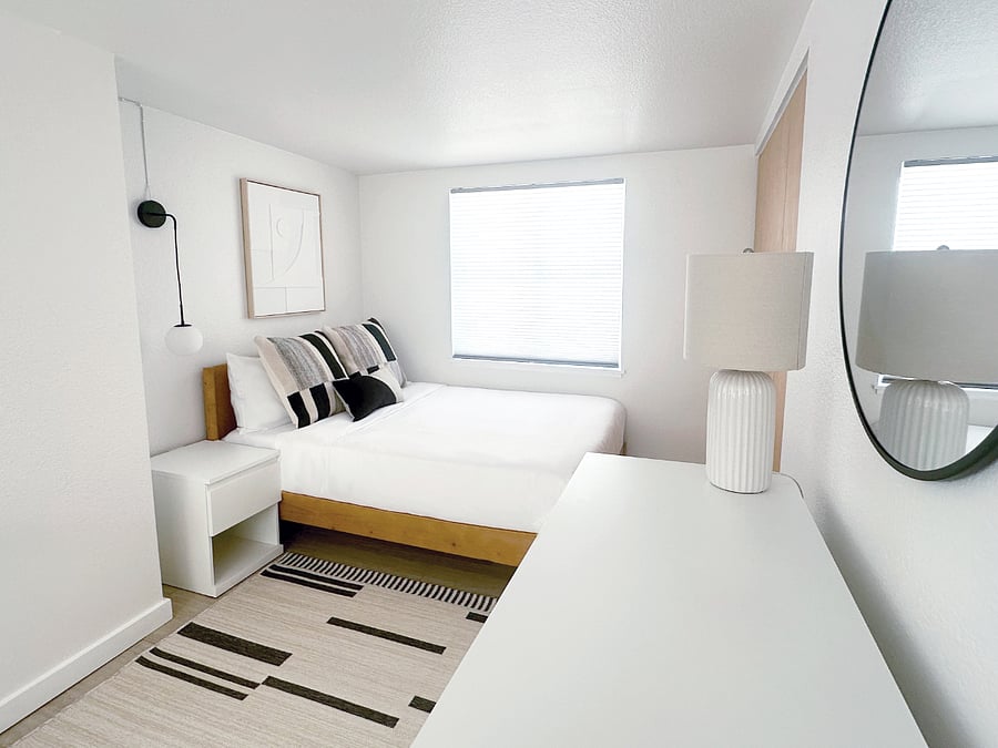 Upstairs Bedroom / Full Bed, Electric Standing desk, Large closet, Full Bath