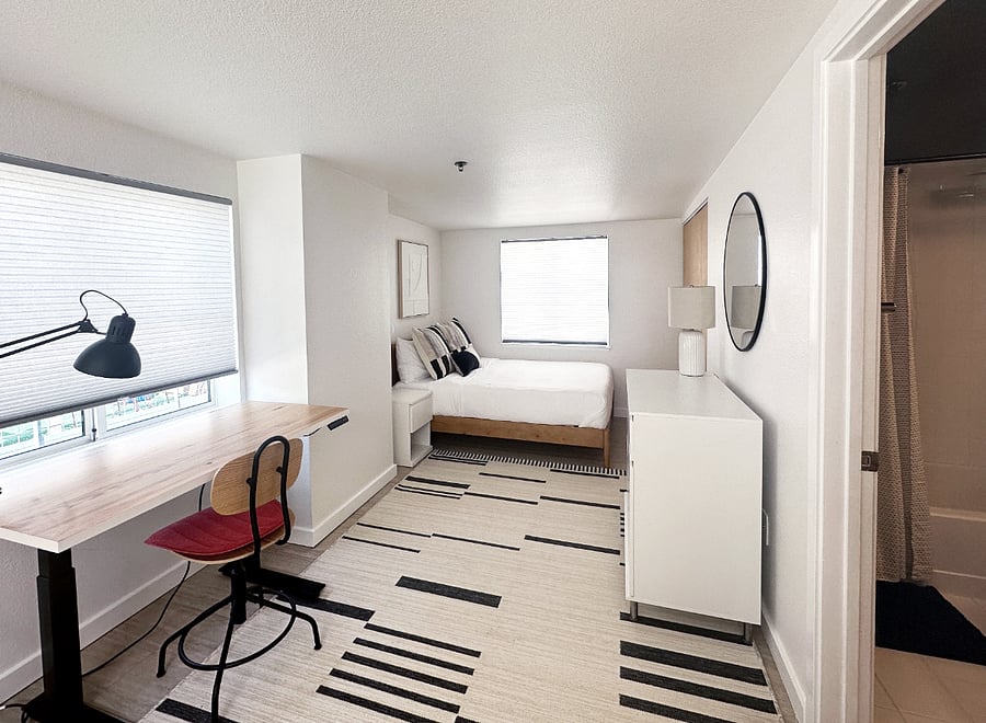 Upstairs Bedroom / Full Bed, Electric Standing desk, Large closet, Full Bath