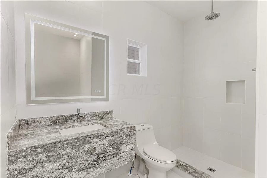 Primary bathroom (en suite)