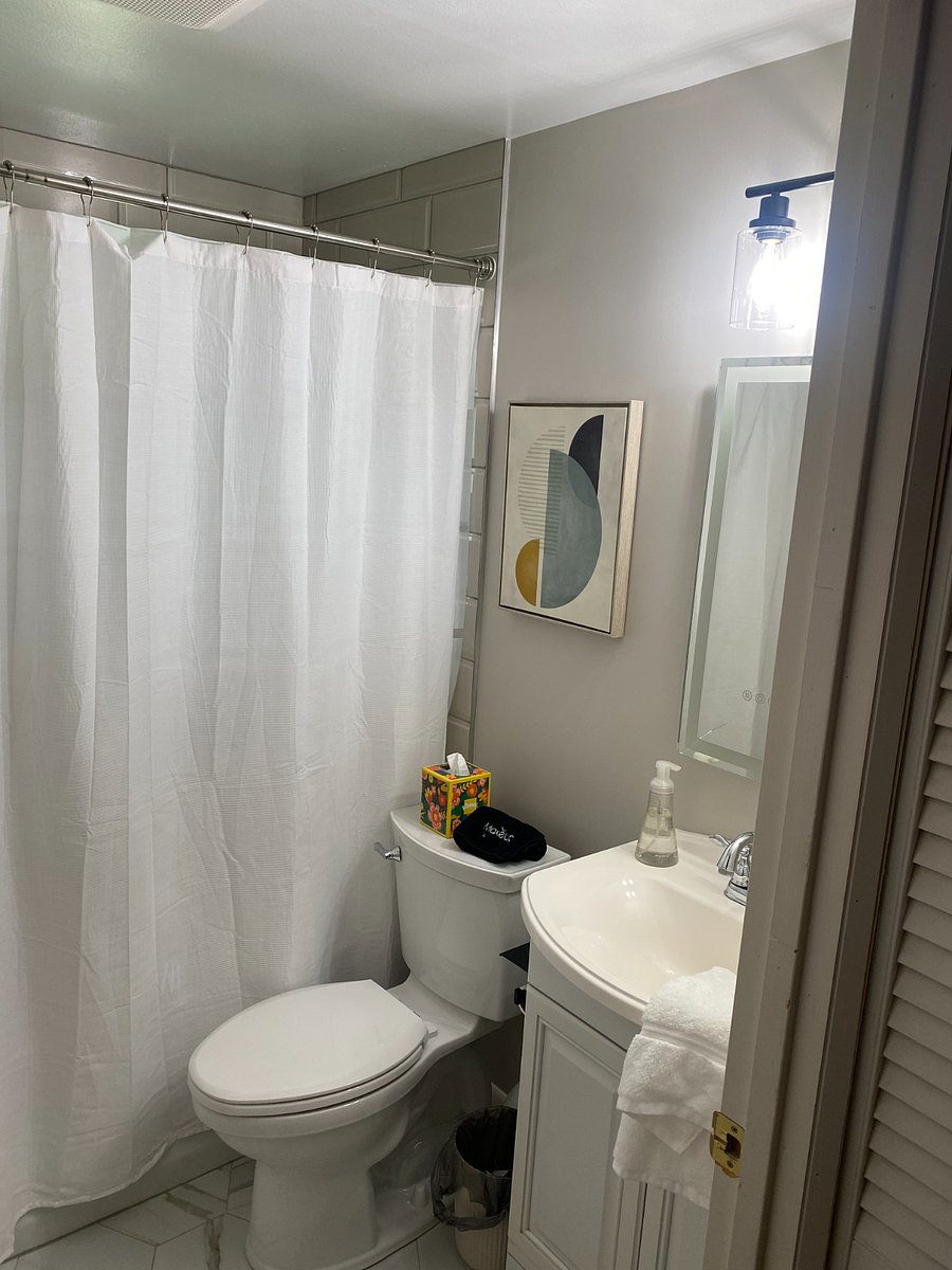 Newly and completely renovated full bath.