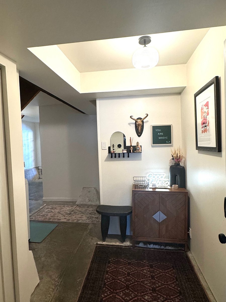 Entry area (separate entrance to the downstairs through the garage / tunnel entry)