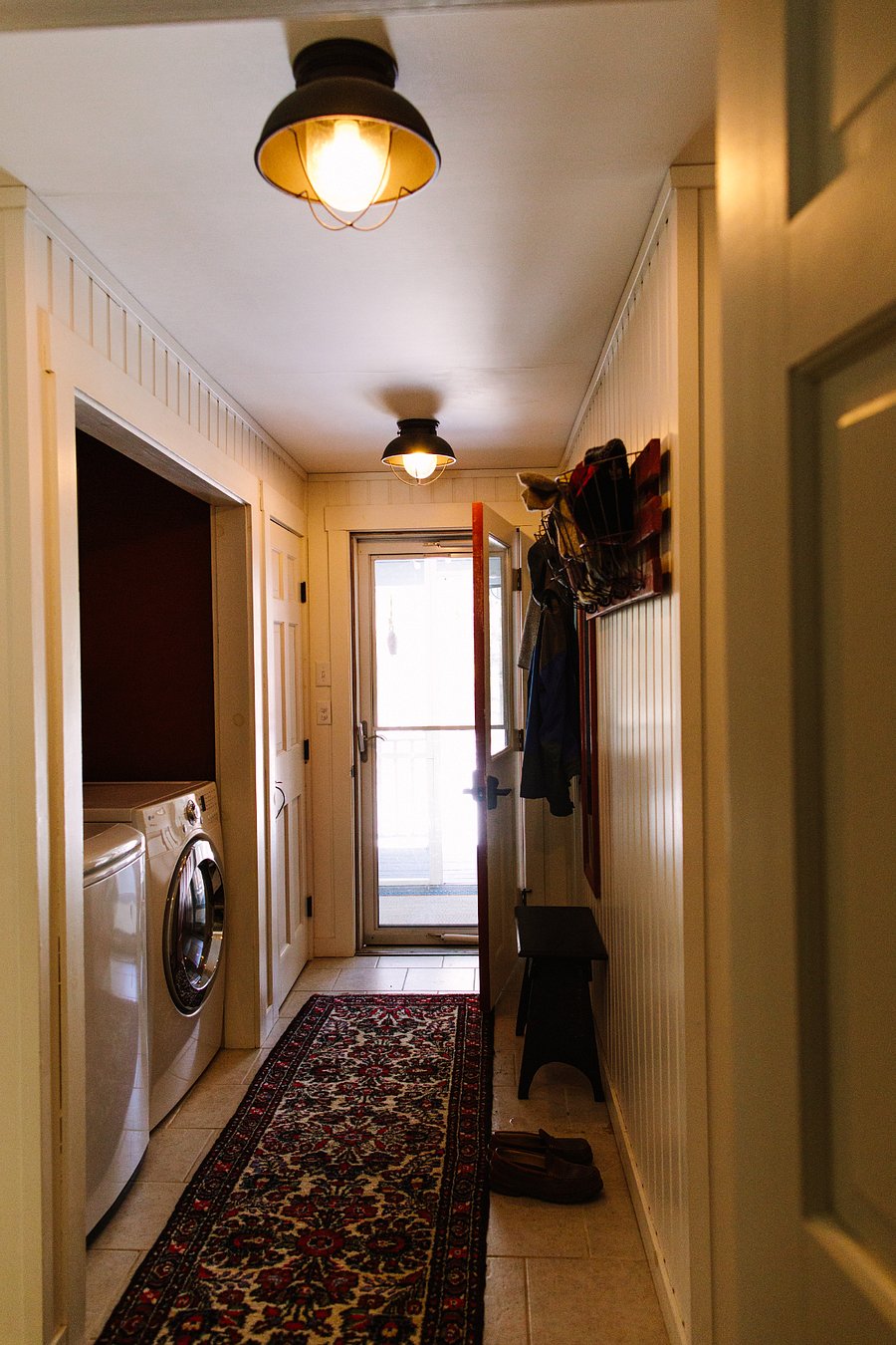 Mudroom area from screen porch, washer and dryer