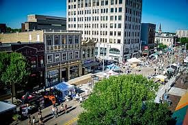Close to all Downtown Appleton has to offer! Stroll to the market, PAC, Lawrence University, and the Exhibition Center.