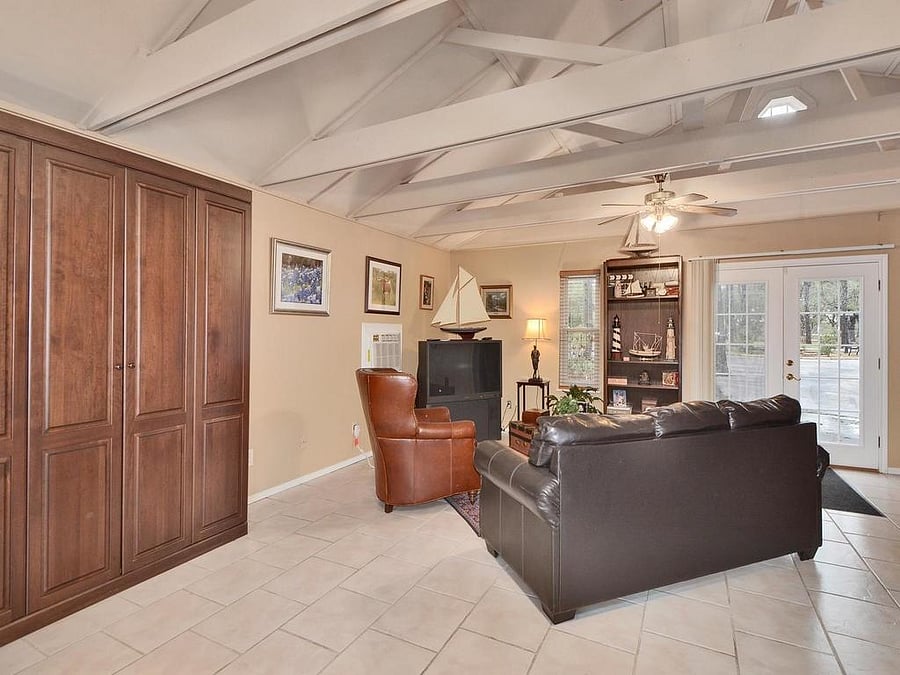 Murphy Bed and Large Living Area with High CeilingD