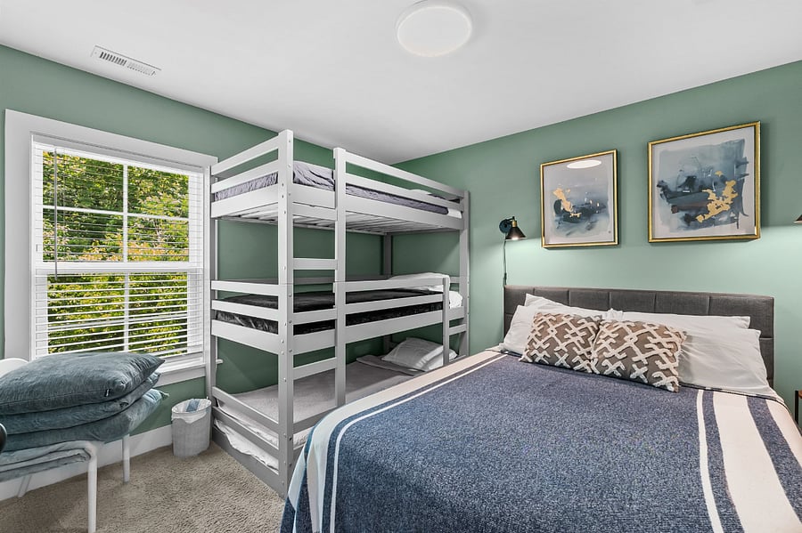 Bdr 3: Queen bed with 3 twin bunks