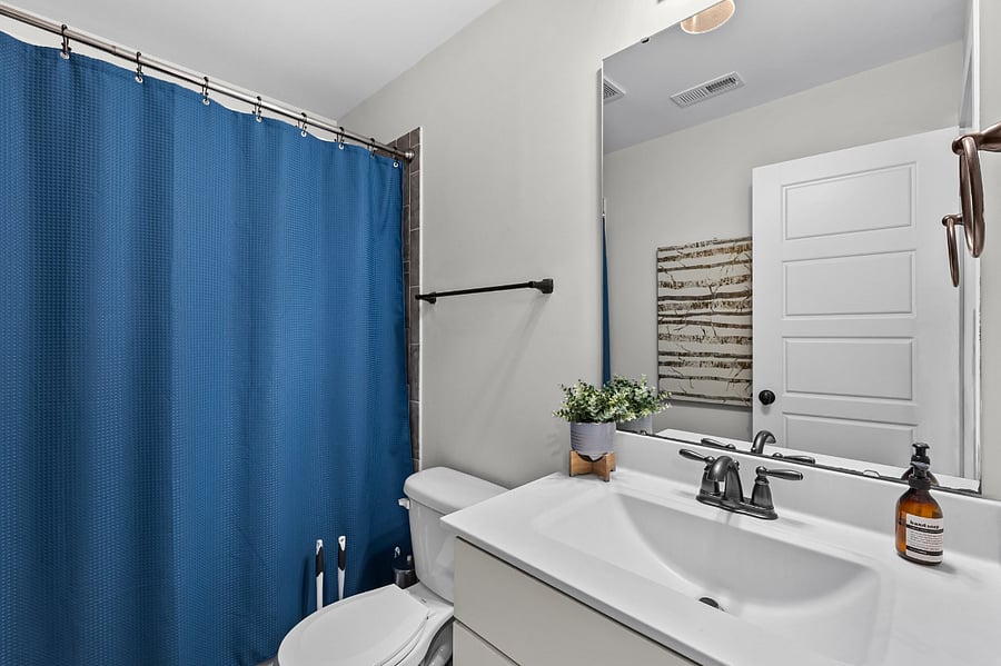 Main hallway bath upstairs with shower/tub combo