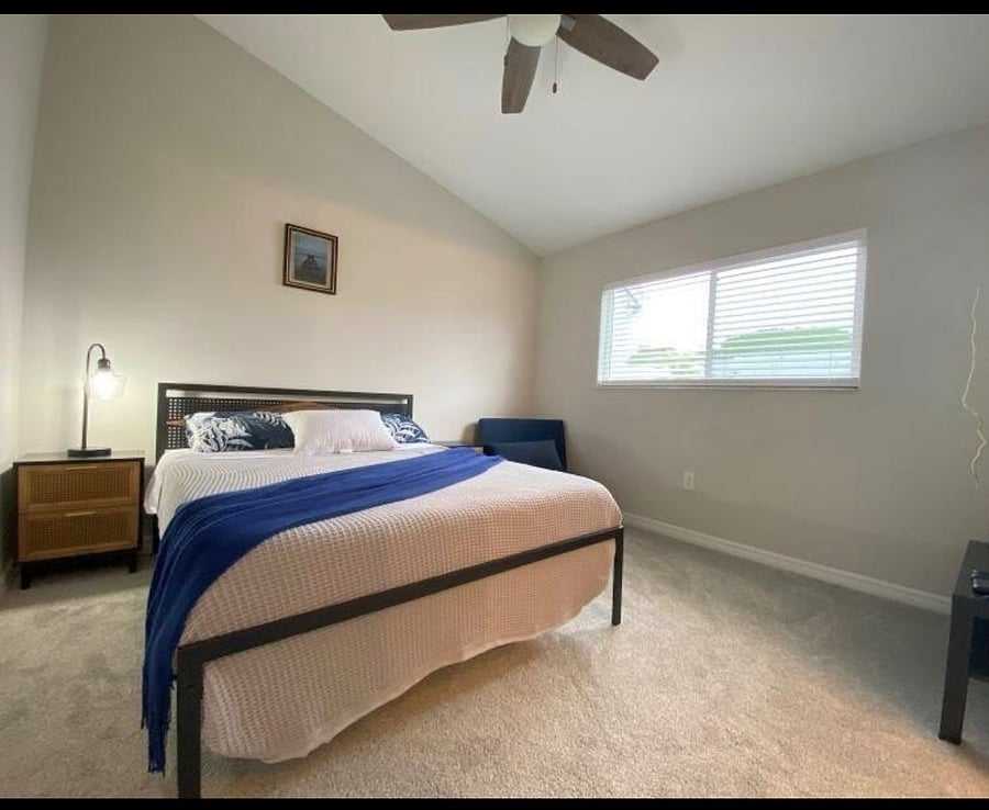 Guest suite with queen bed