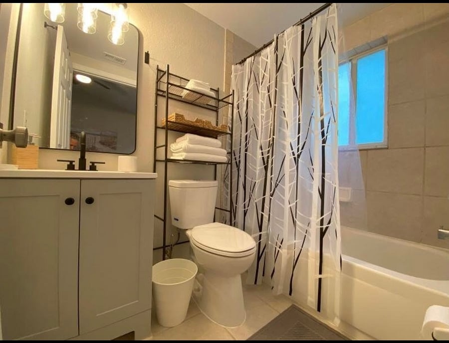 King suite bathroom