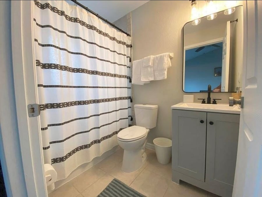 Queen suite bathroom