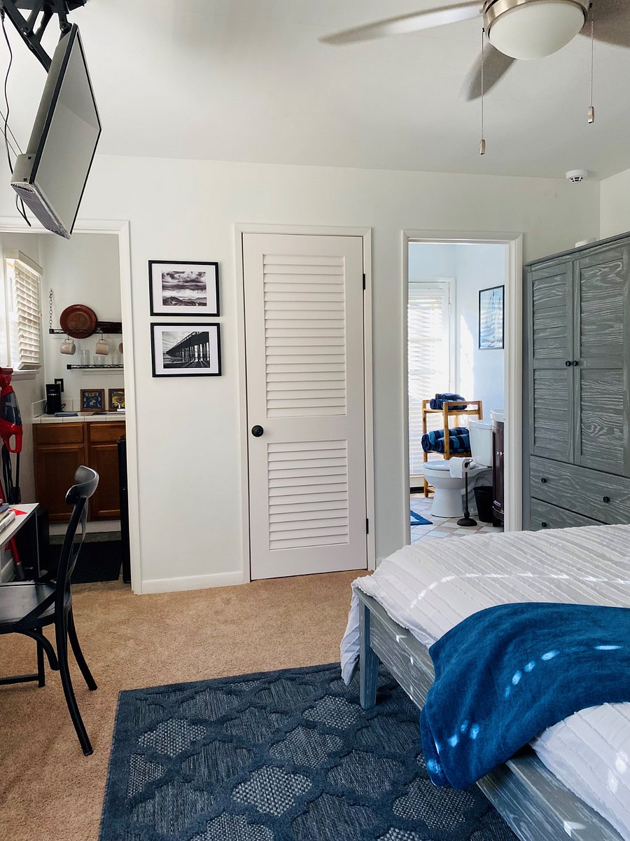 View towards kitchen and bathroom