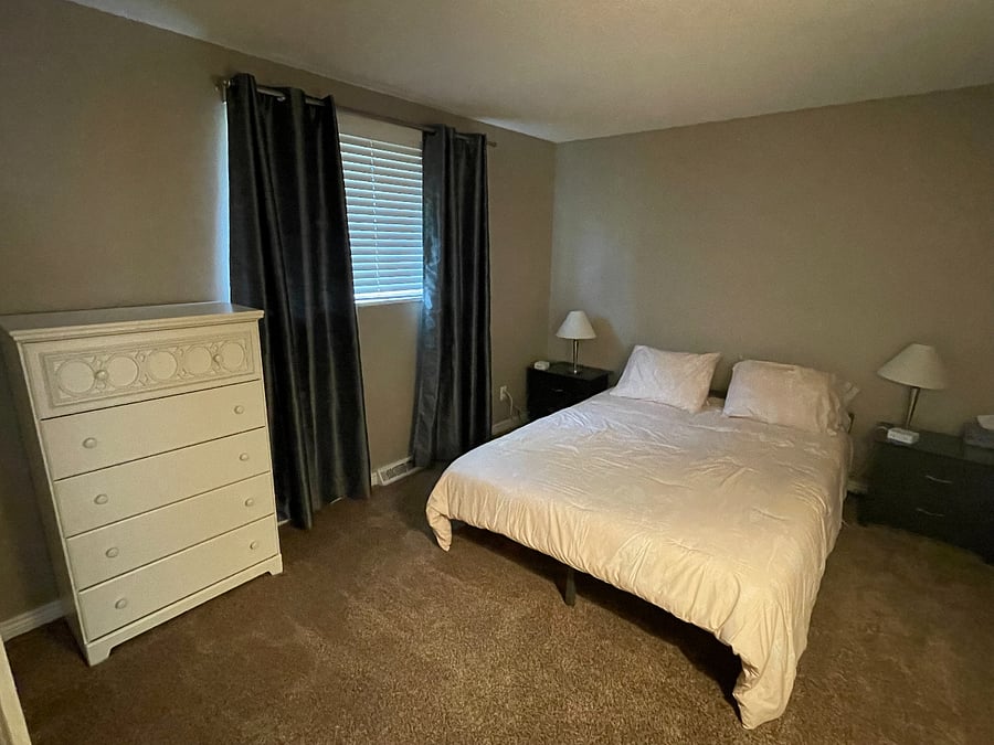 Upstairs bedroom 1 (1 Queen)