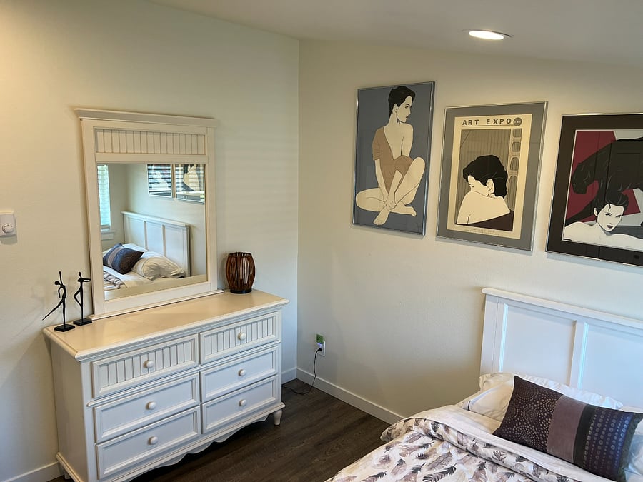 Full size memory foam mattress in secondary bedroom.  Twin size trundle underneath.  Premium linens