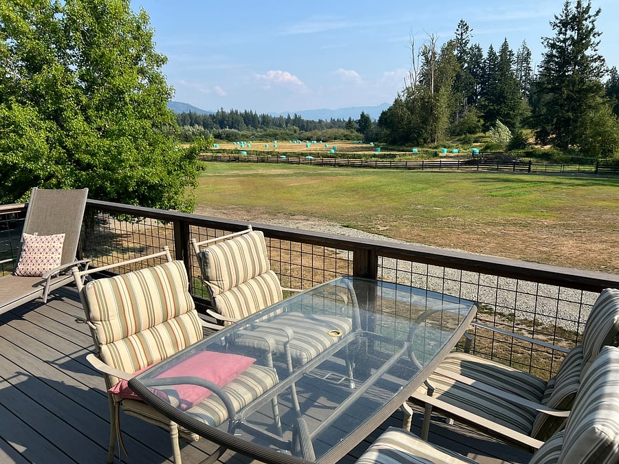 Trex deck and railing with four seat patio set