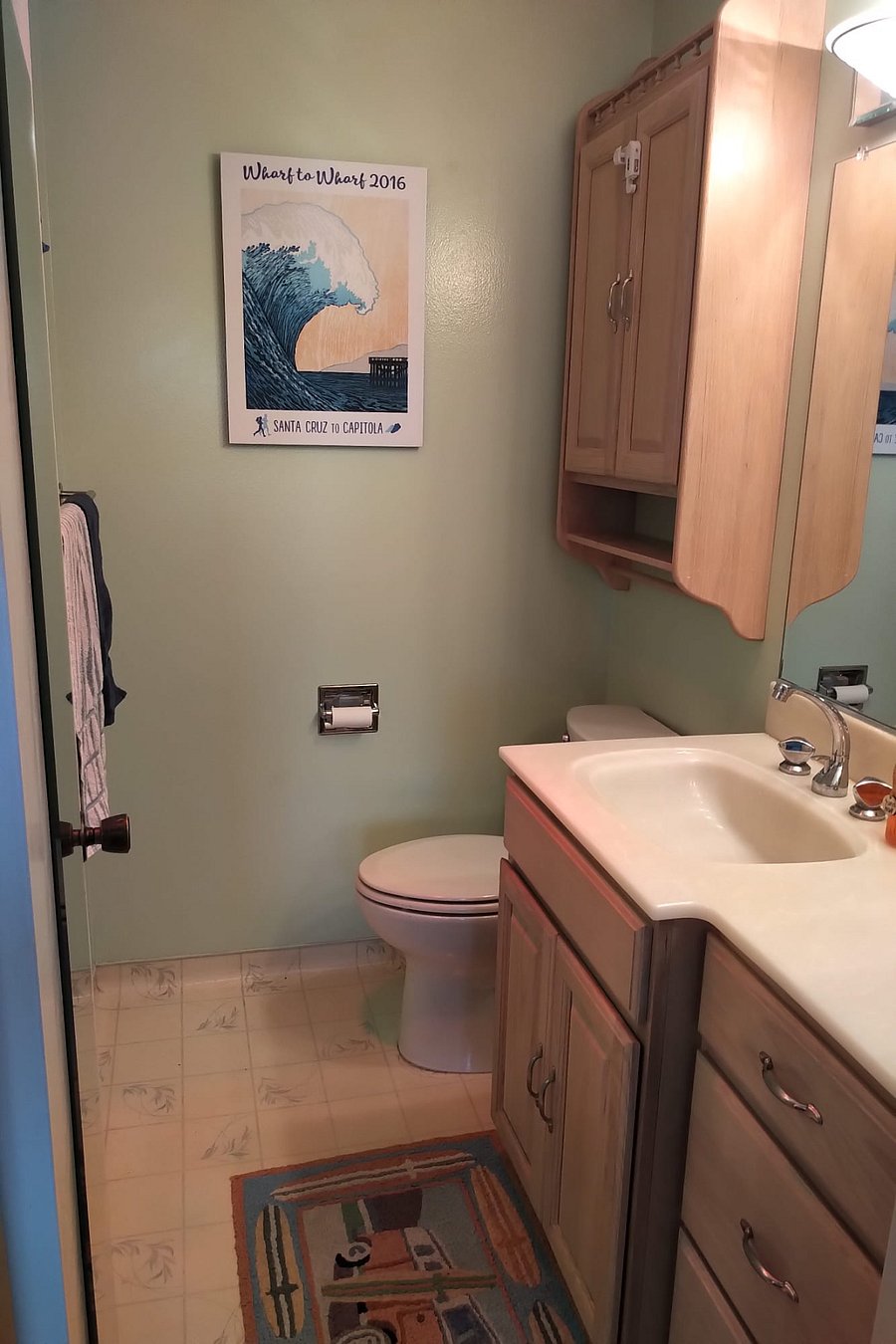 Full main bathroom.