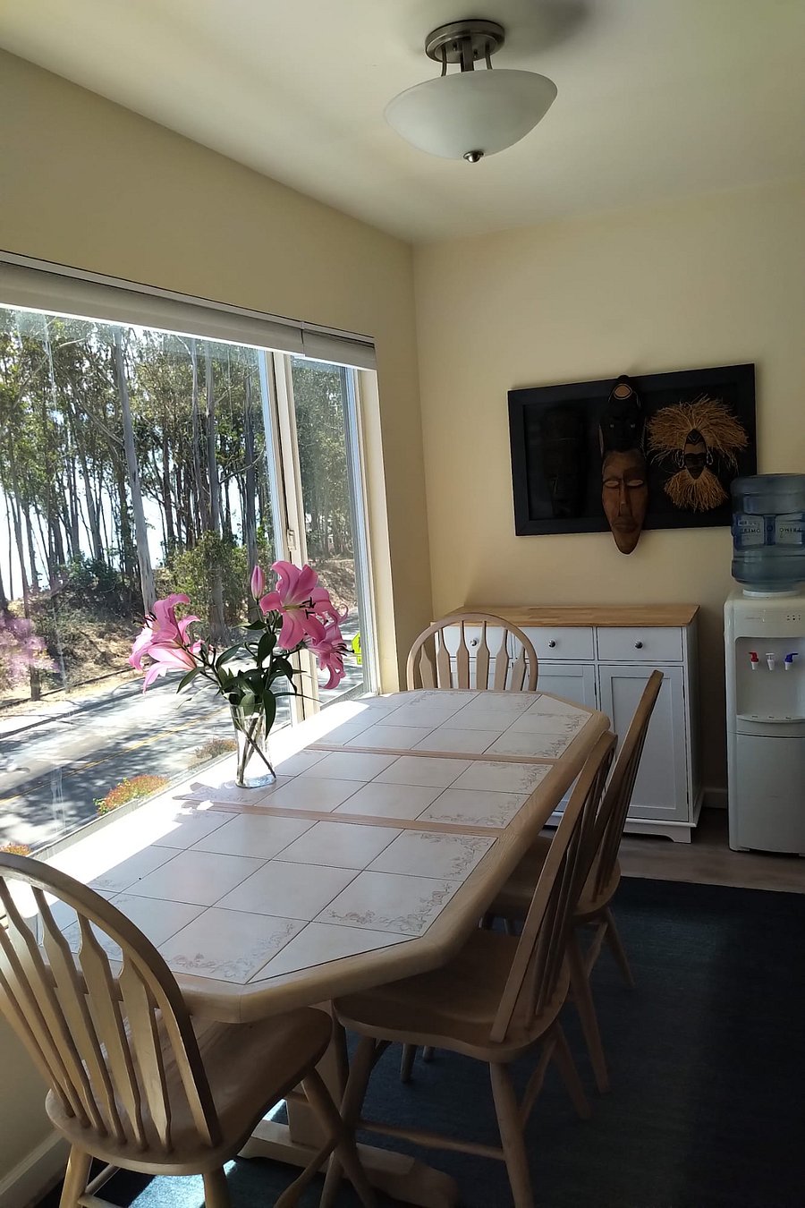 Breakfast nook, perfect for remote work or for formal dinners.RE