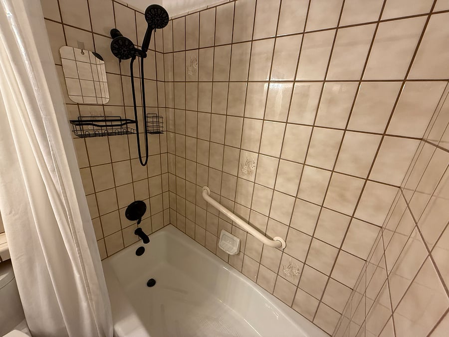 Hallway bathroom tub/shower
