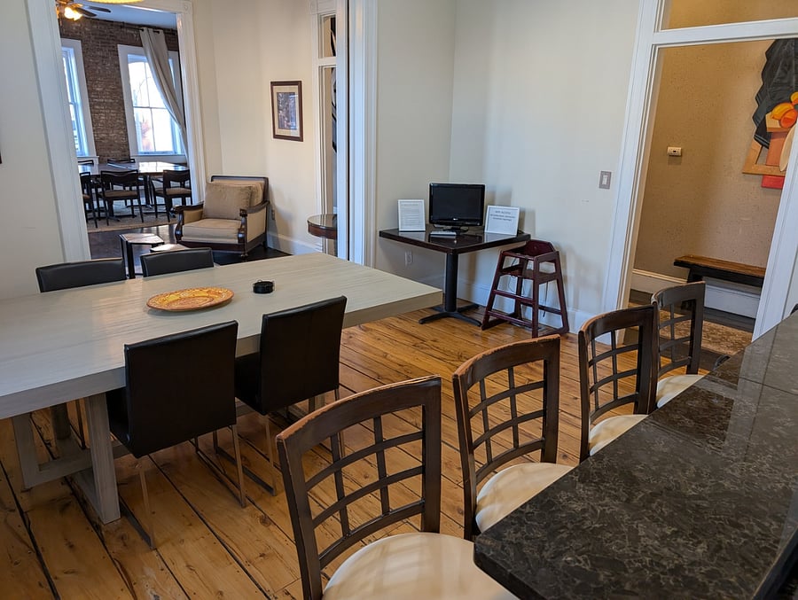 Dine in kitchen