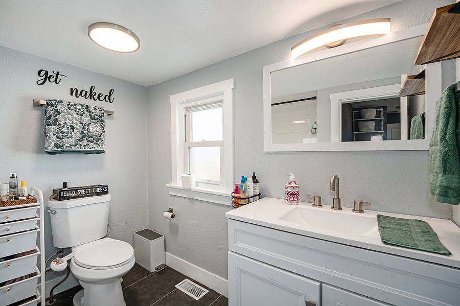 En-suite bathroom in primary bedroom