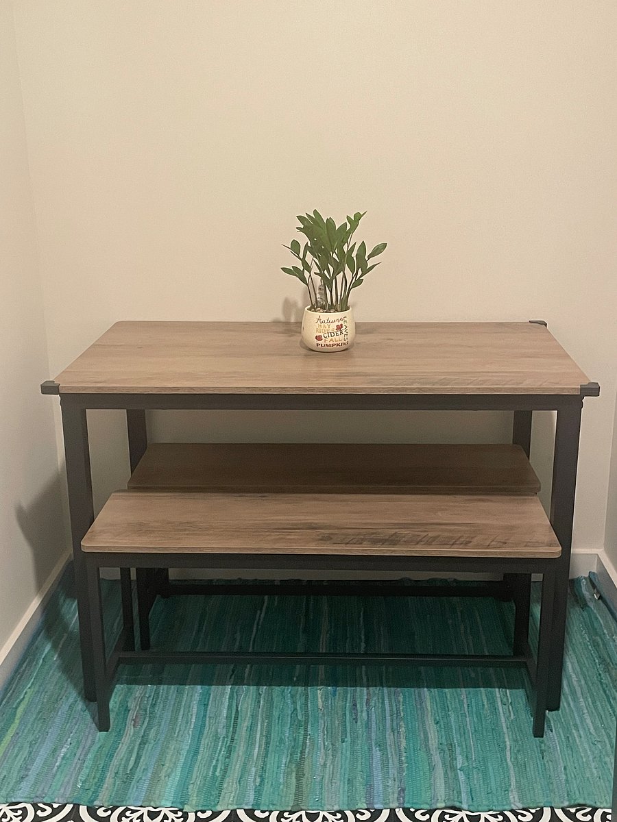 Kitchenette with dining table