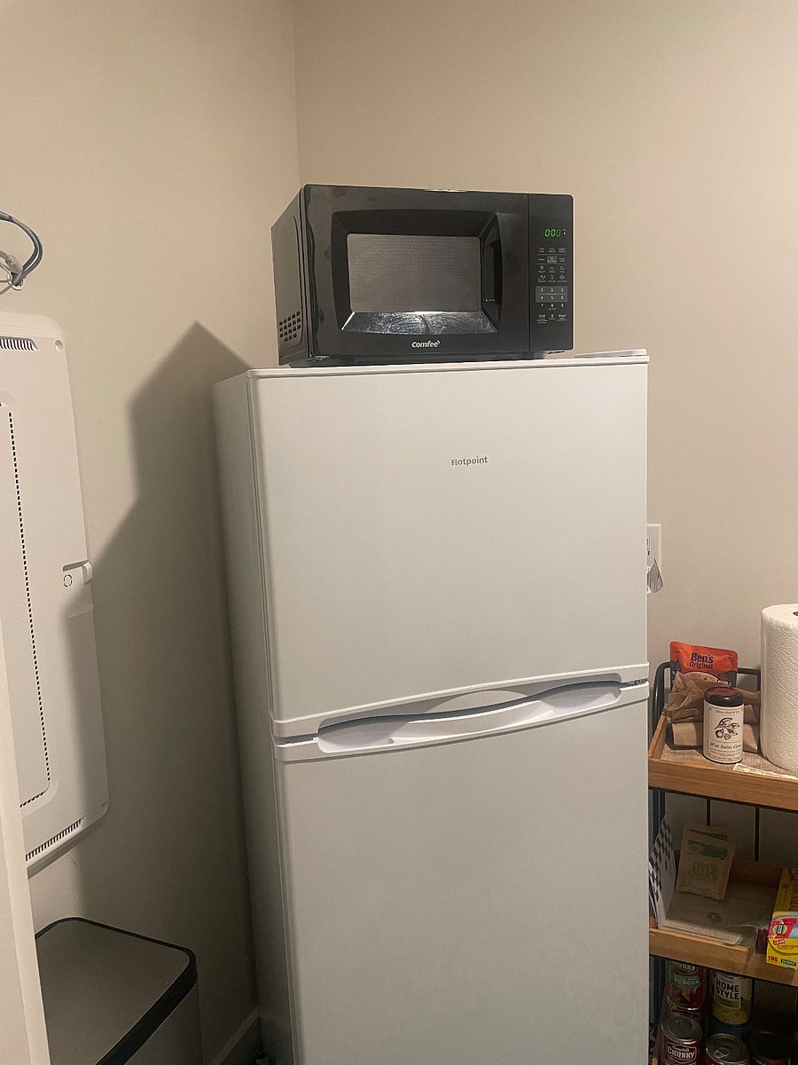 9.7 cubic ft fridge/freezer, microwave