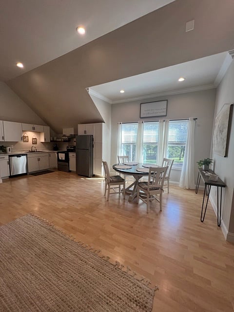 Kitchen/eating space
upper level