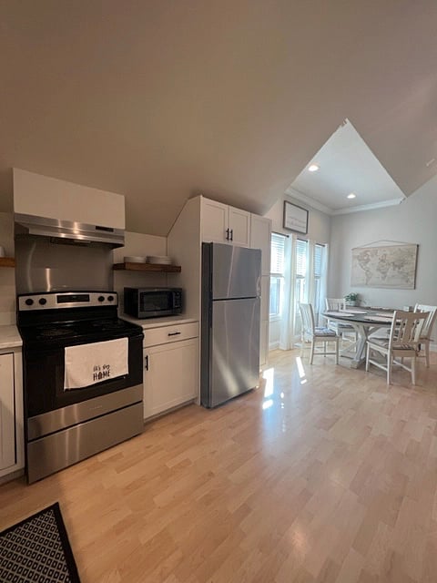 Kitchen/eating space
upper level