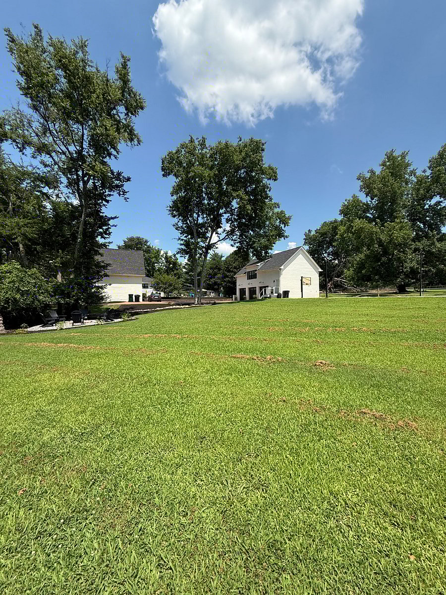 The Carriage House is behind the owners main residence.
Parking is available (2 spaces) in the courtyard, facing poolside.