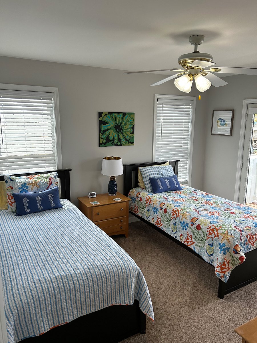3rd bedroom on 3rd floor with 2 twin sized beds