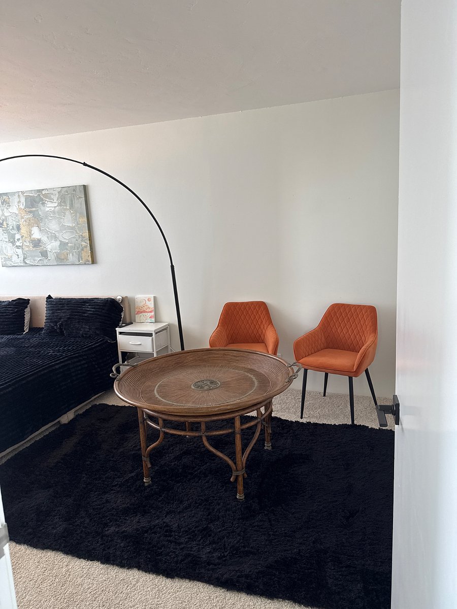 Guest bedroom. The table can be removed.