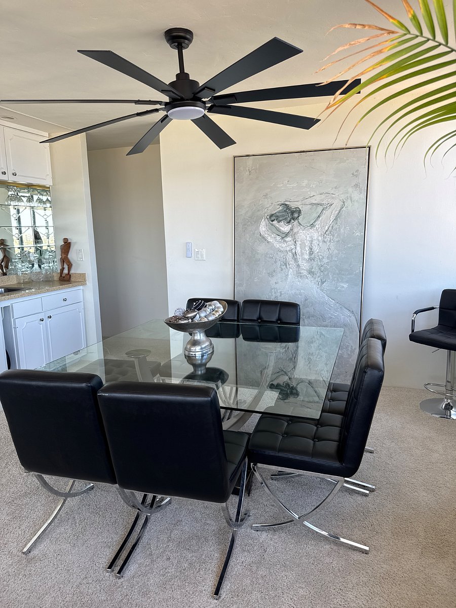 Dining table and wetbar.