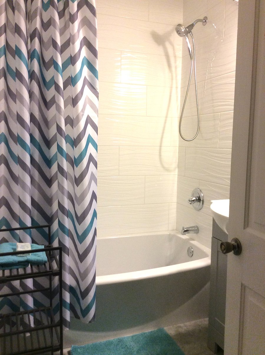 Full bath with hallway access and outside of the bedroom.