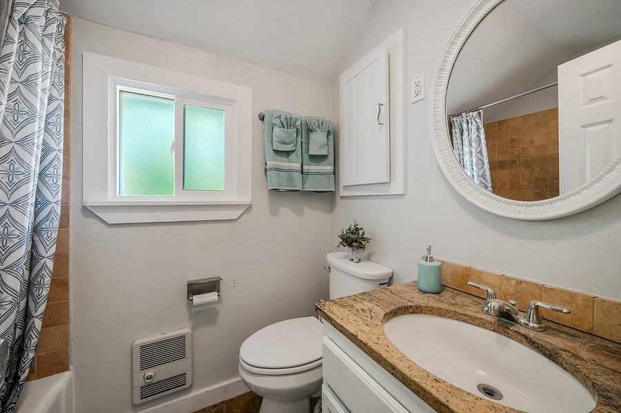Bathroom with Tub/Shower Combo