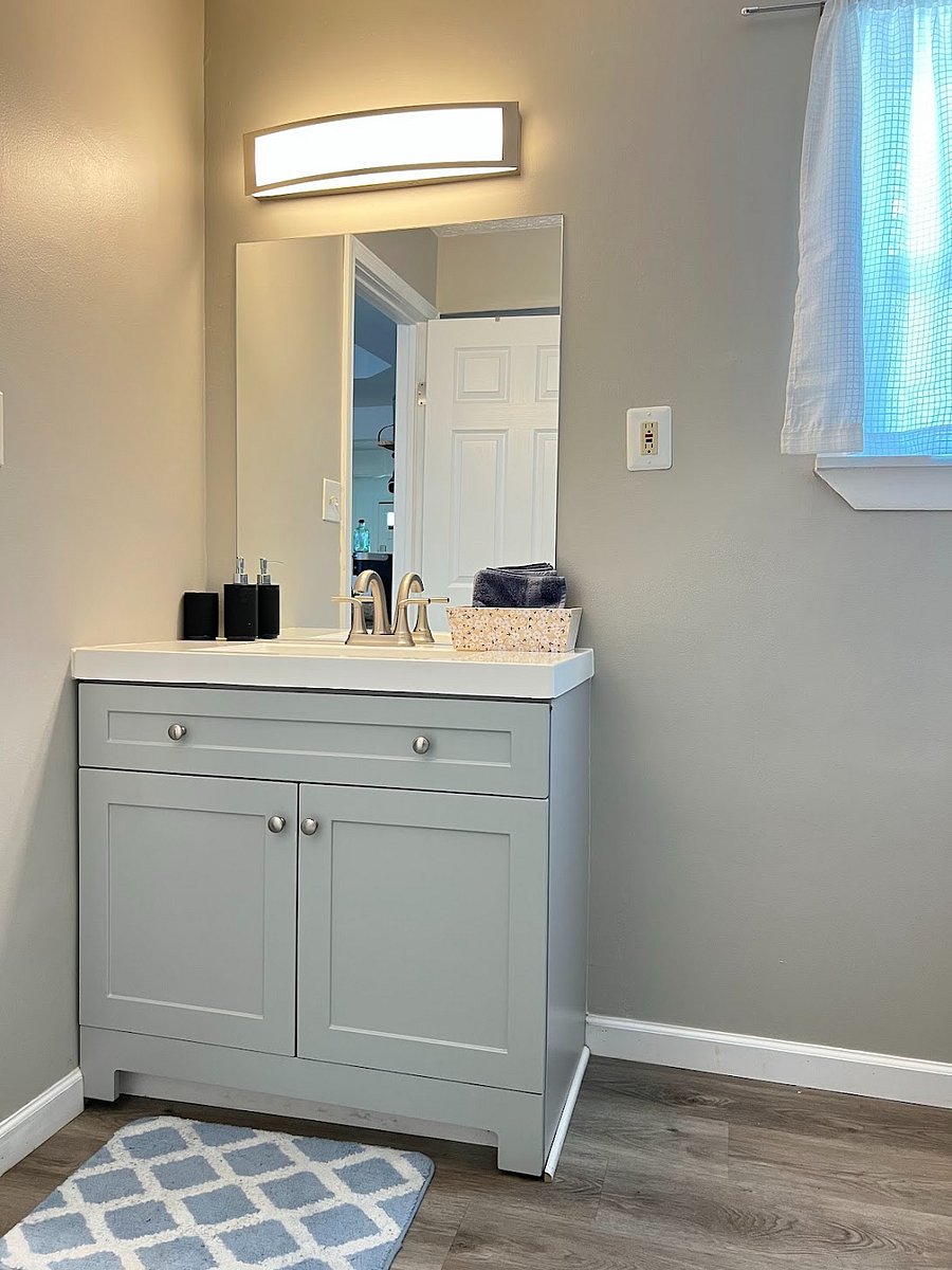 Full bathroom - Bathtub, hair dryer, hot water and starter toiletries (toilet paper, soap, shampoo, etc.)