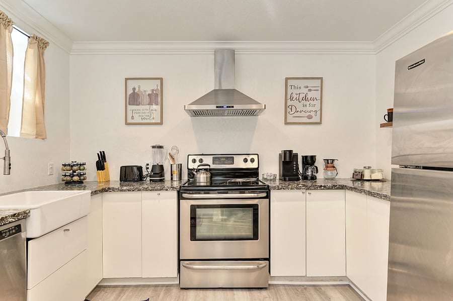 This modern kitchen is perfect for home cooks and those who love to entertain. With stainless steel appliances, ample counter space, and plenty of storage, you'll have everything you need to whip up delicious meals.