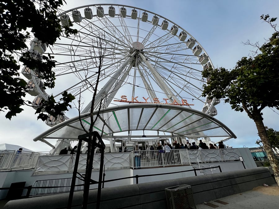 Ferris wheel with beautiful views of the city and the ocean
