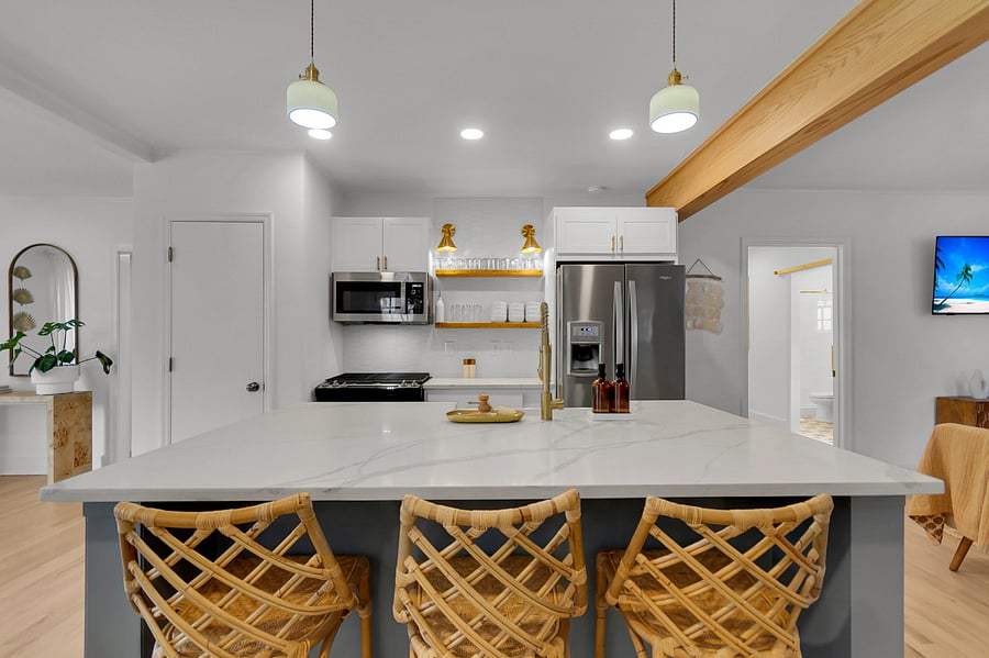 Kitchen with large Island