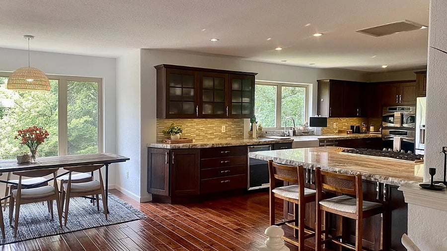 Large kitchen fully stocked with all appliances.