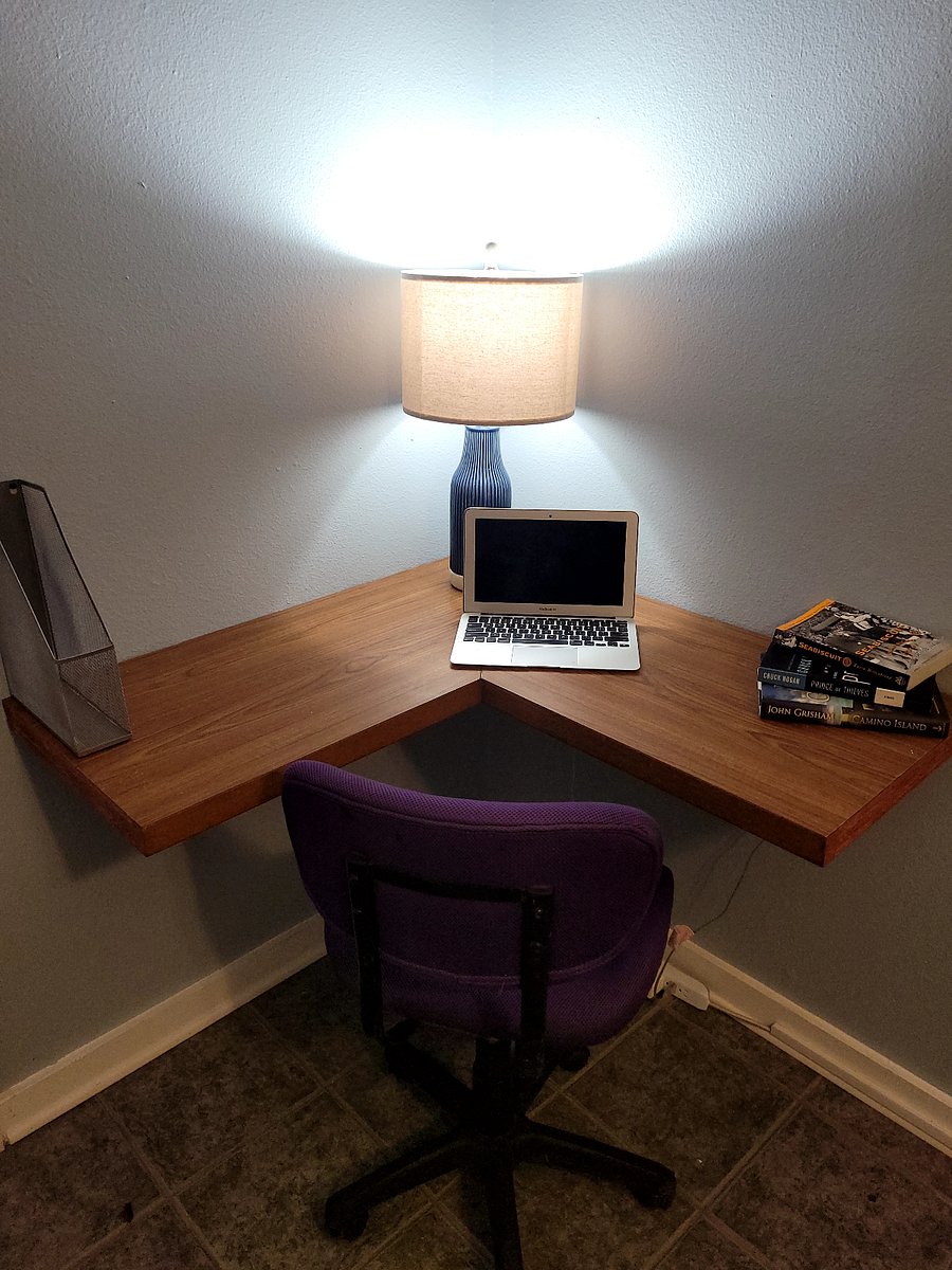 Floating desk 
