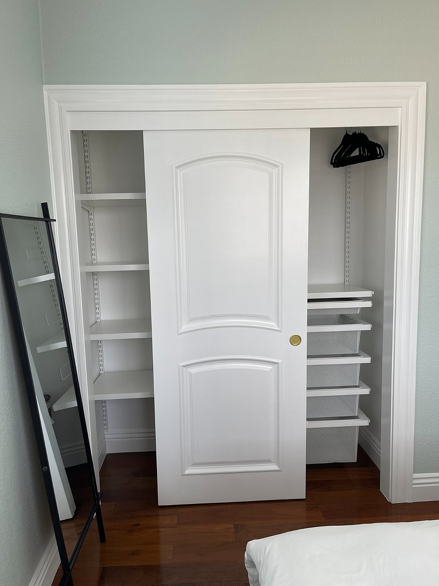 Bedroom 1 (green room) - closet