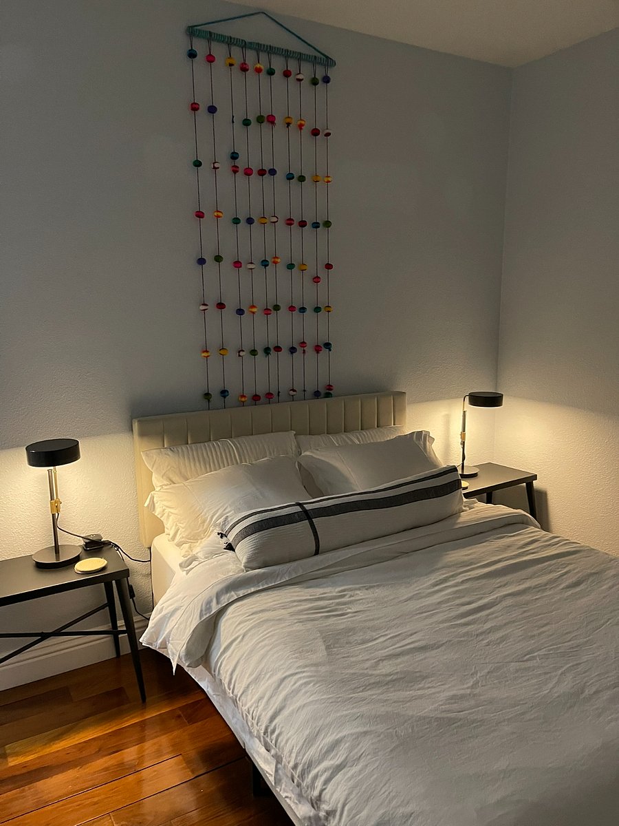 Bedroom 2 (blue room) - w/lighting