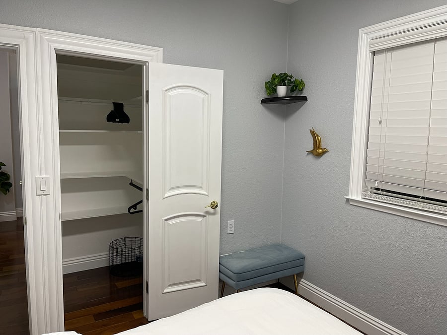 Bedroom 3 (grey room) - closet