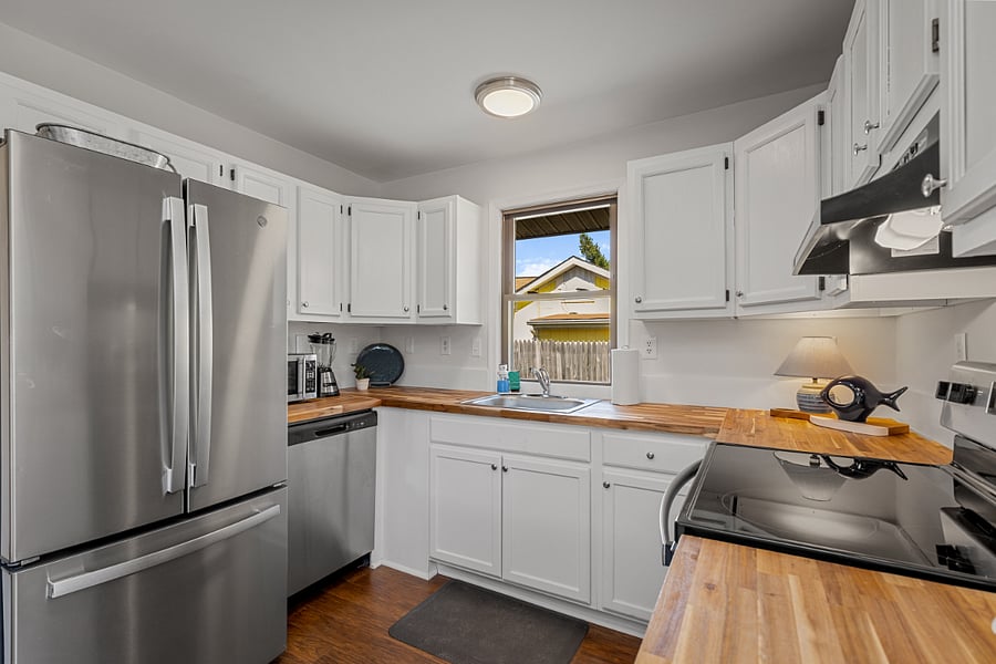 Fully equipped kitchen. Ice maker, electric stove, dishwasher.