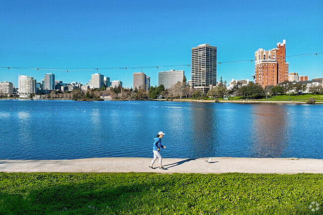 Lake Merritt 2 blocks away