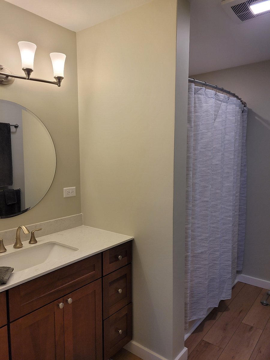 Second-floor bathroom with bath tub/shower