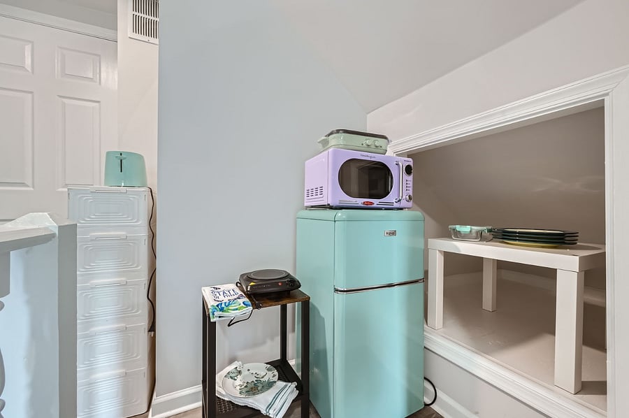 Micro and fridge kitchenette without sink. Can use house oven open request.