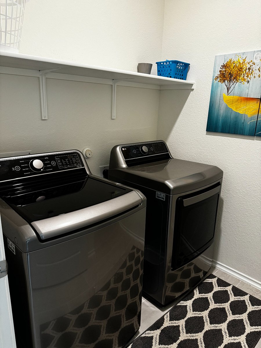 BRAND NEW LG Washer/Dryer set in laundry room