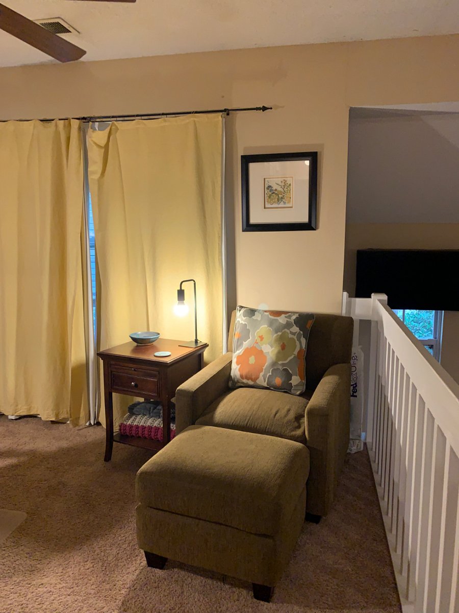 Upstairs Loft with desk, bookshelf and sitting area. Ceiling fan.
Cozy up with a good book.