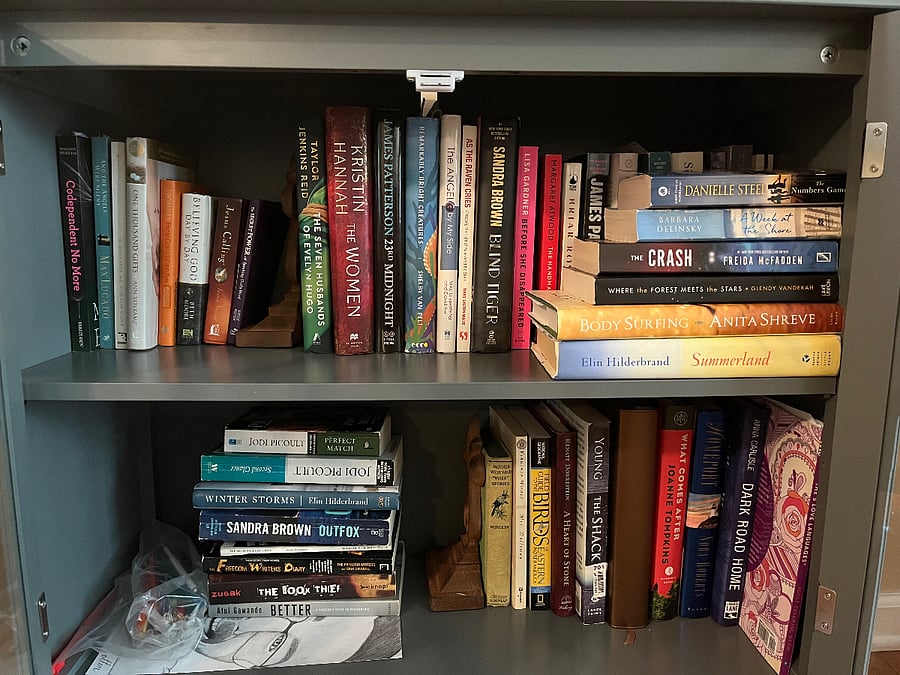 Loris Library. Feel free to enjoy a book or two during your stay.